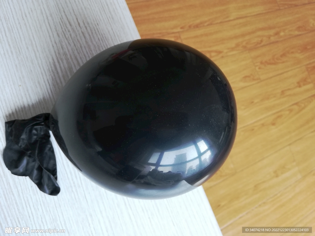 一个黑气球