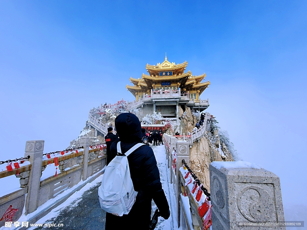 洛阳老君山金殿雪景