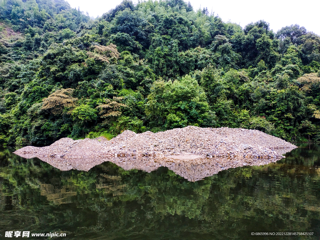 水边碎石滩