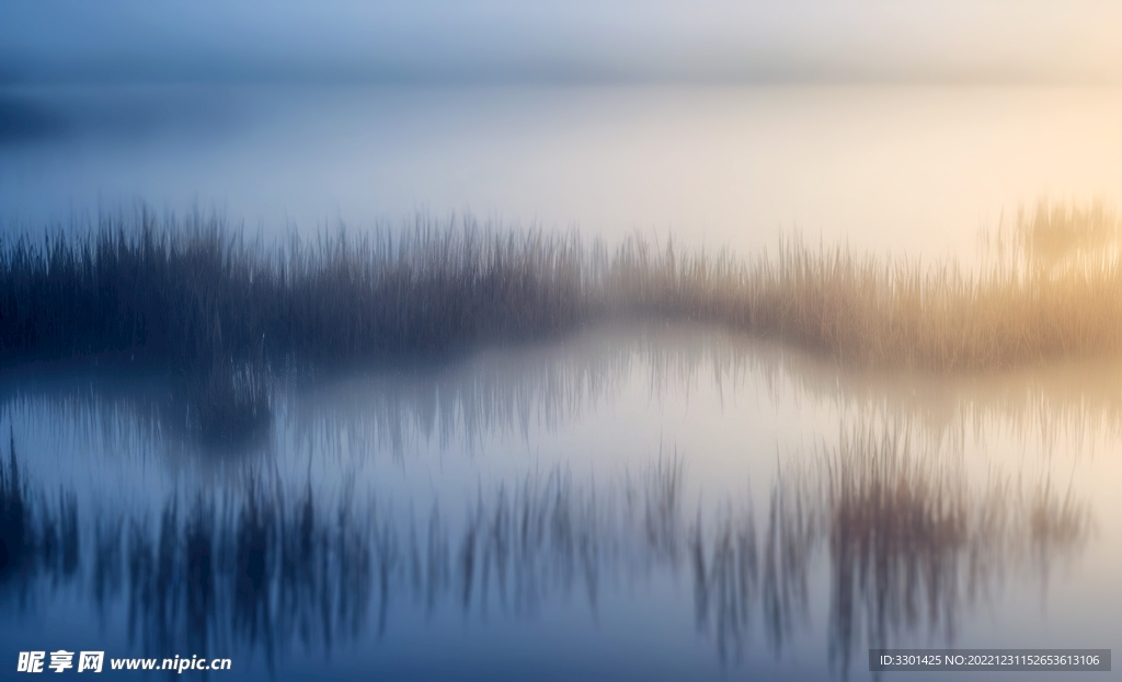 雾蒙蒙湖景