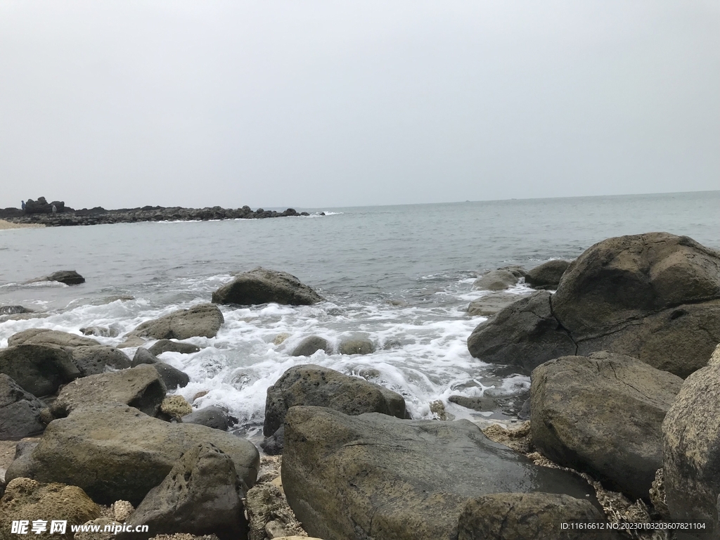 海边浪花飞溅