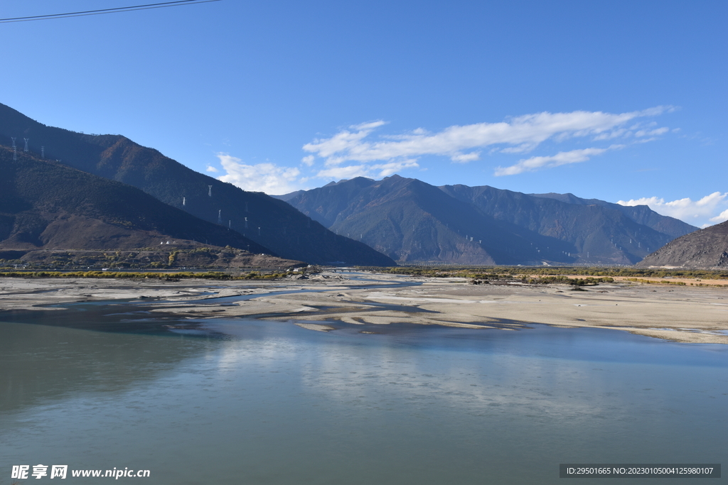 高山湖泊湖岸