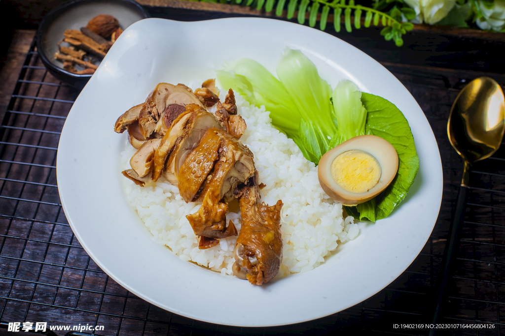 卤鸡腿饭