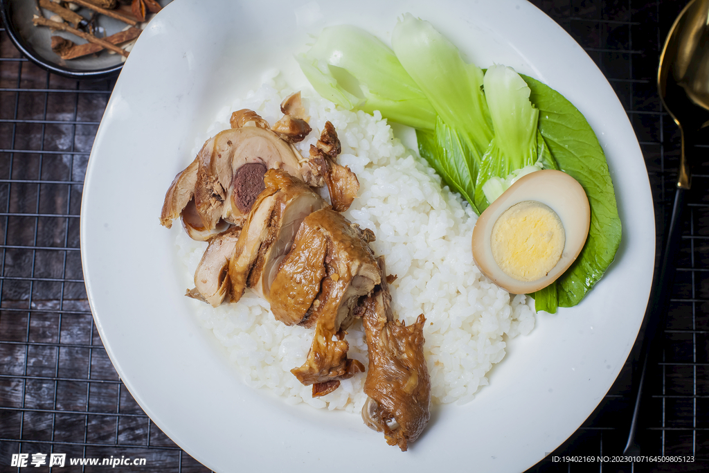 卤鸡腿饭