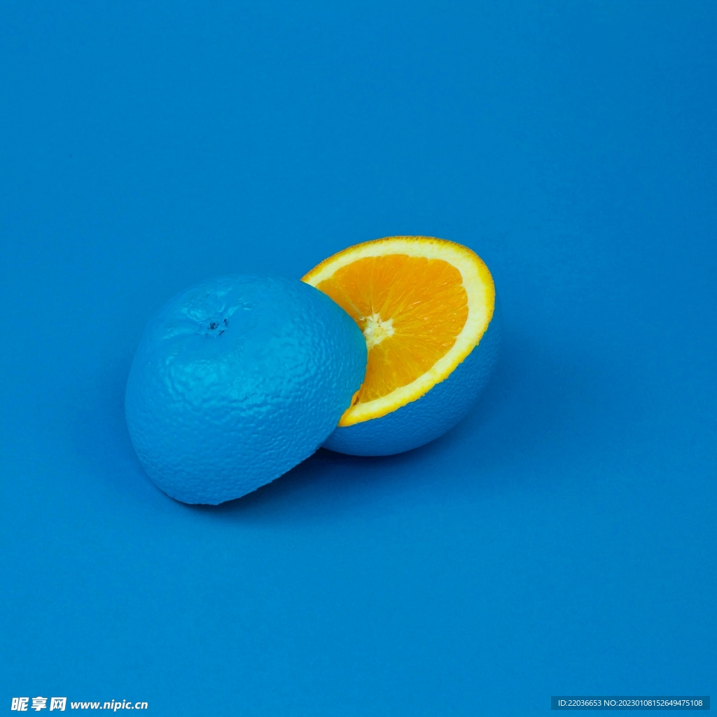 涂蓝色颜料的橙子