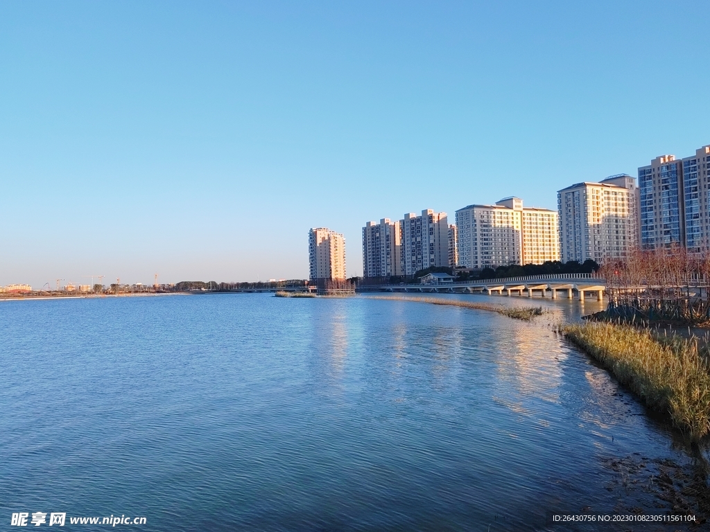 蓝色湖水湖边建筑群