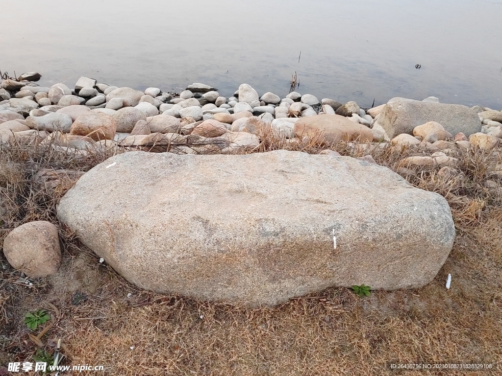 湖边石头滩白色石头
