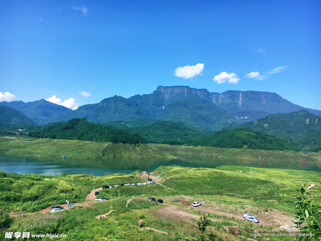 远眺瓦屋山