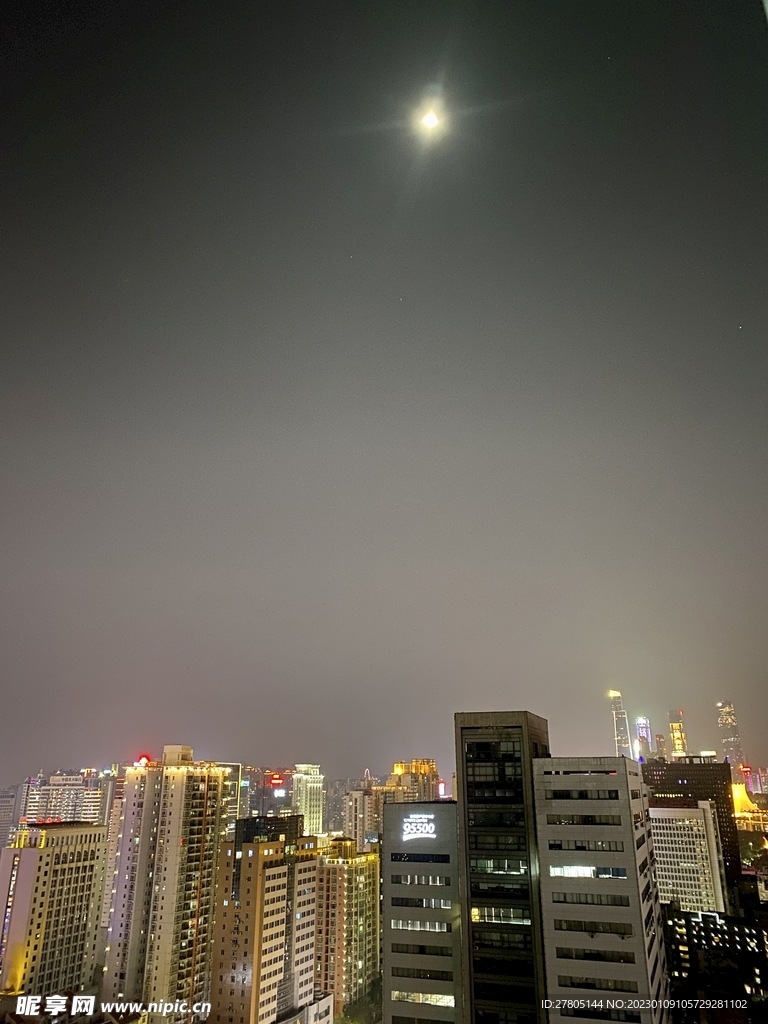 城市夜空月亮