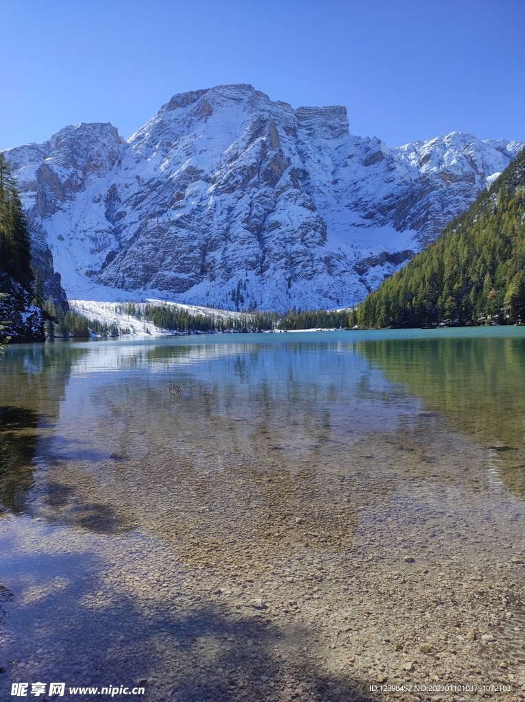 雪山下的湖泊