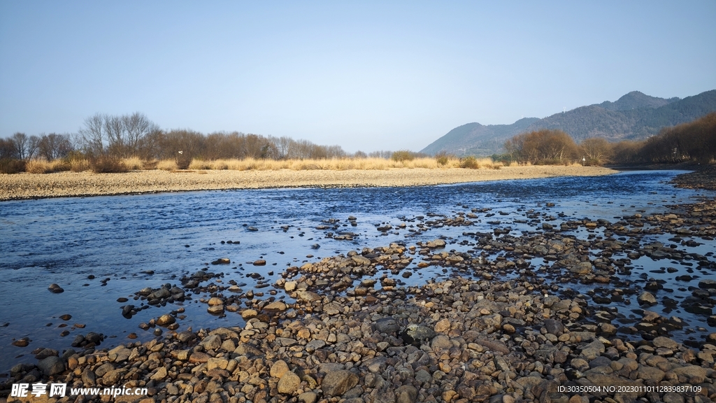 小河流淌