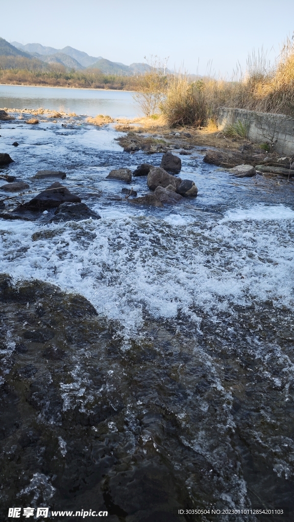 小溪汇流