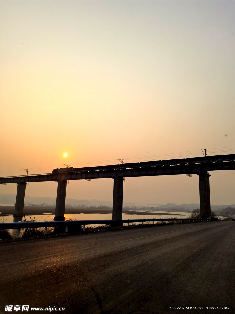 夕阳火车过黄河铁路桥
