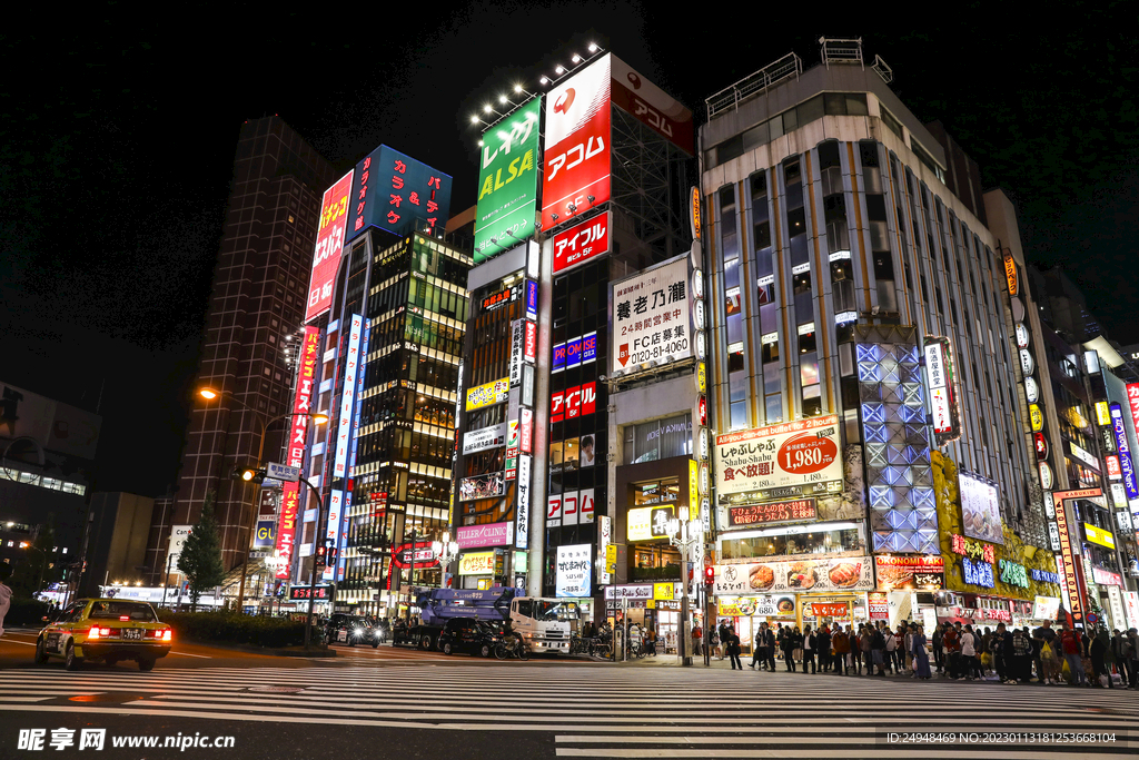 东京新宿繁华商业街夜景