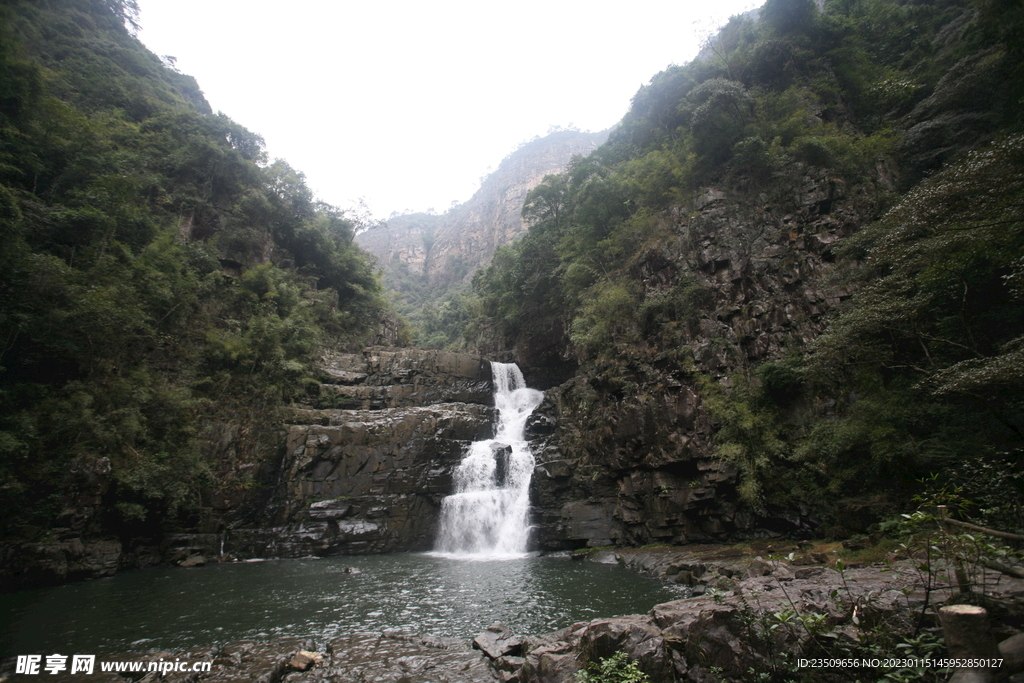 山间流水