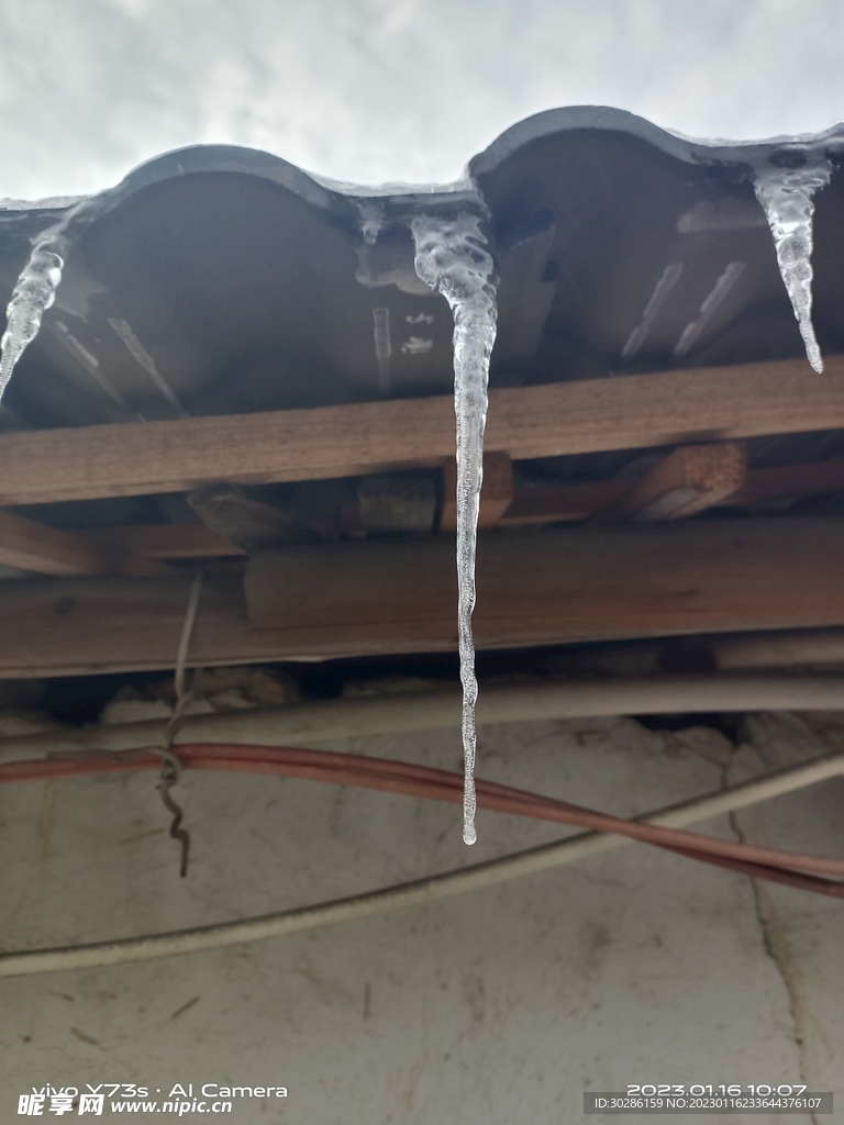 屋檐下长长的冰锥