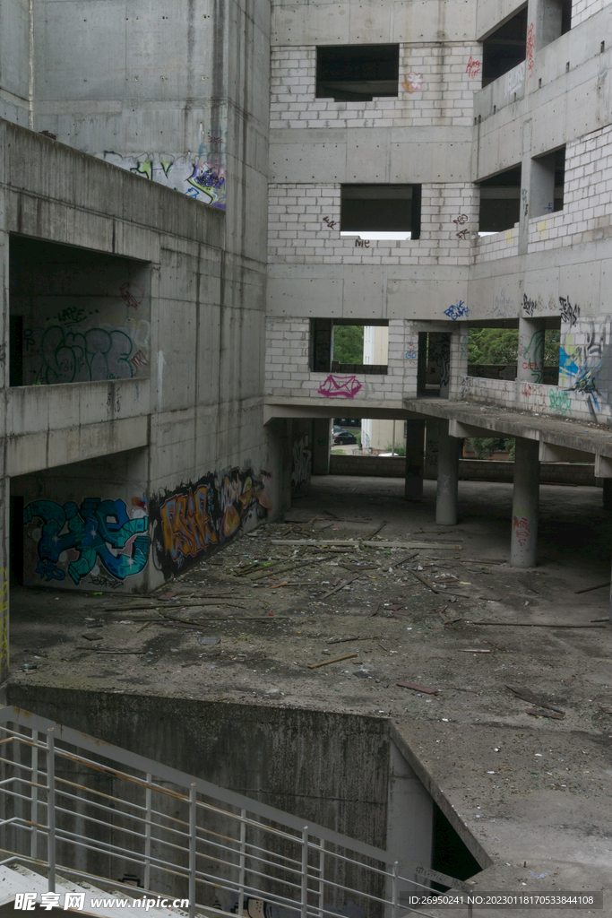 废弃建筑