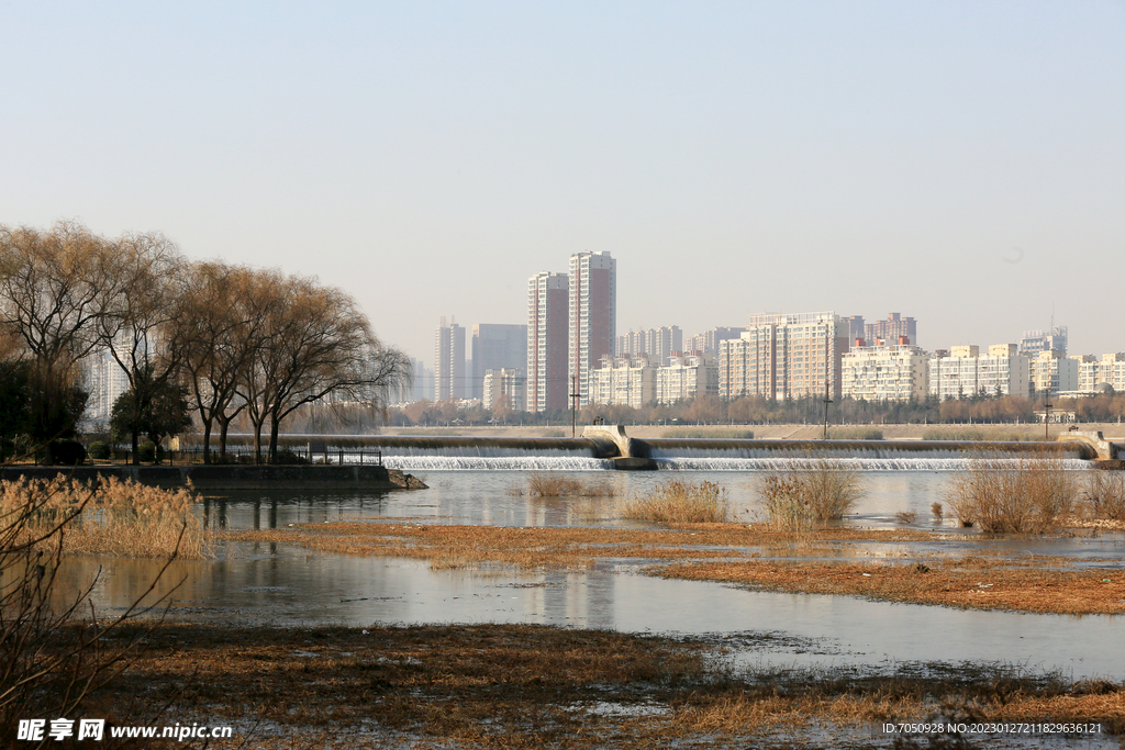 河边建筑风光