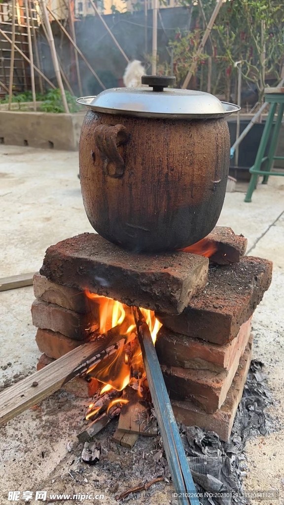 柴火灶瓦罐煨汤