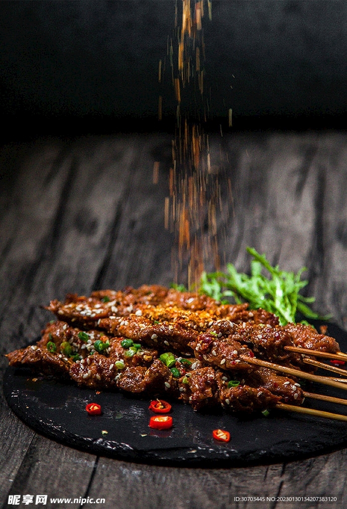 黑色盘子上的烤串