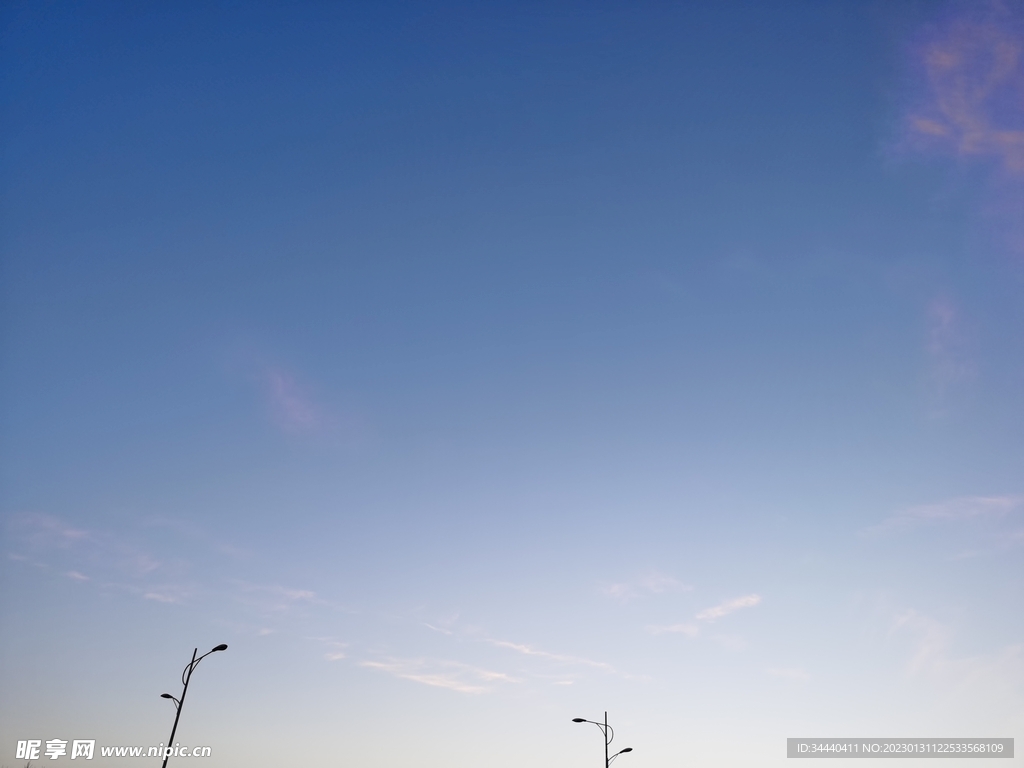 蓝色天空路灯
