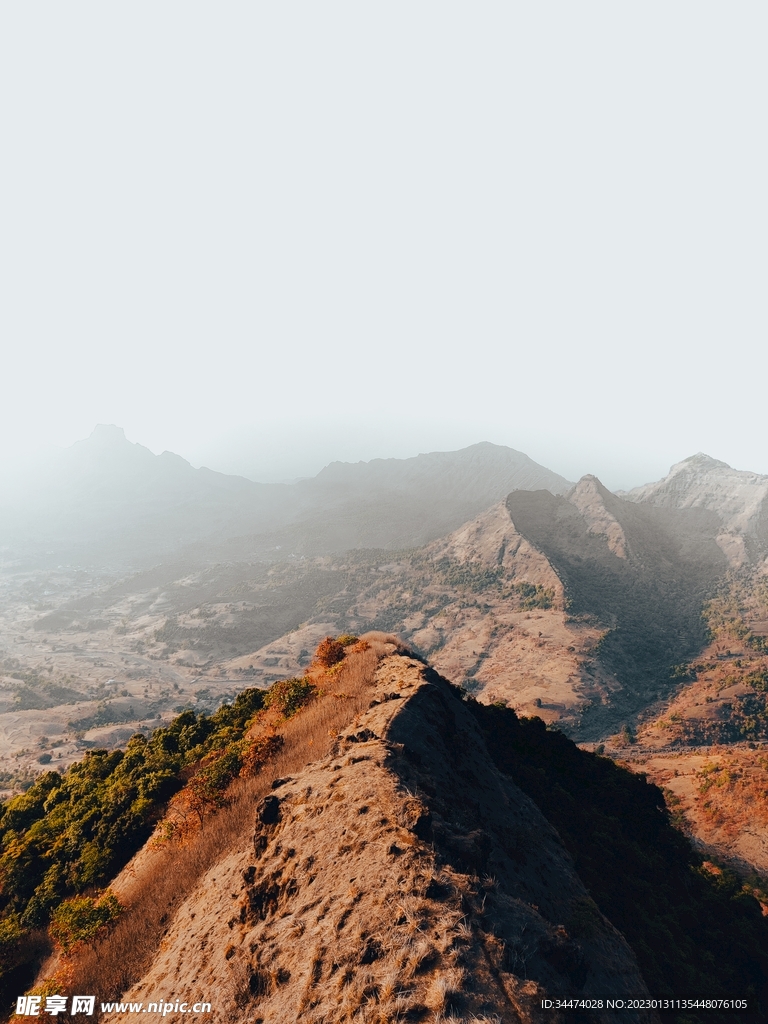 高山朦胧图