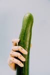 手拿黄瓜