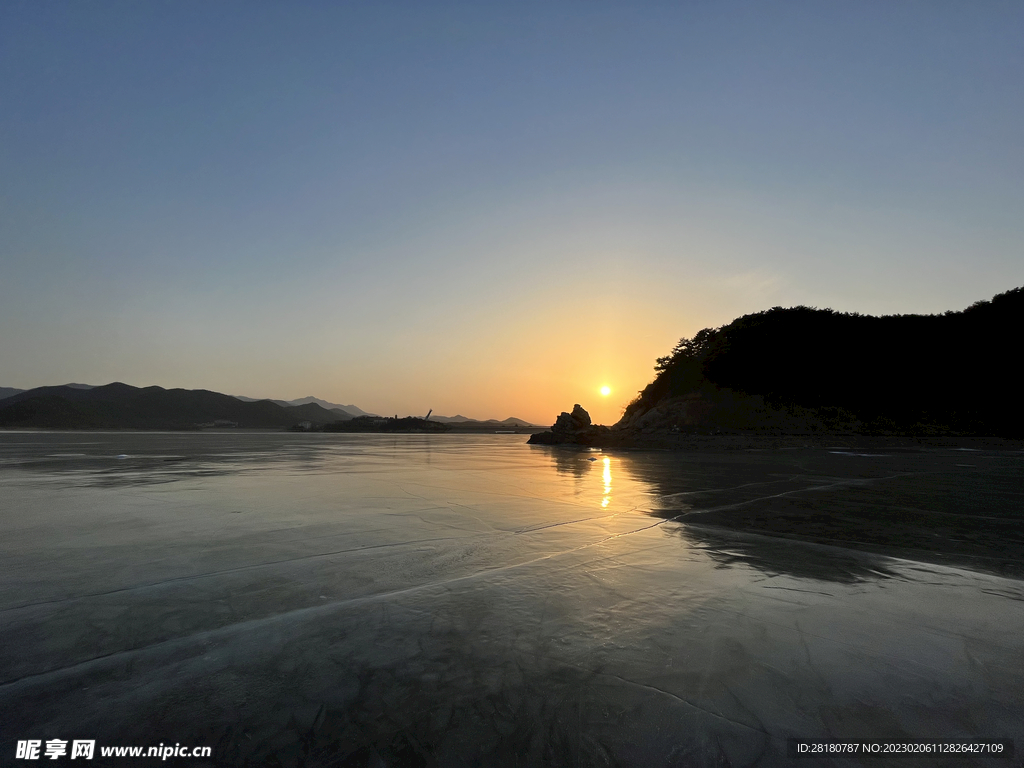 夕阳下湖面