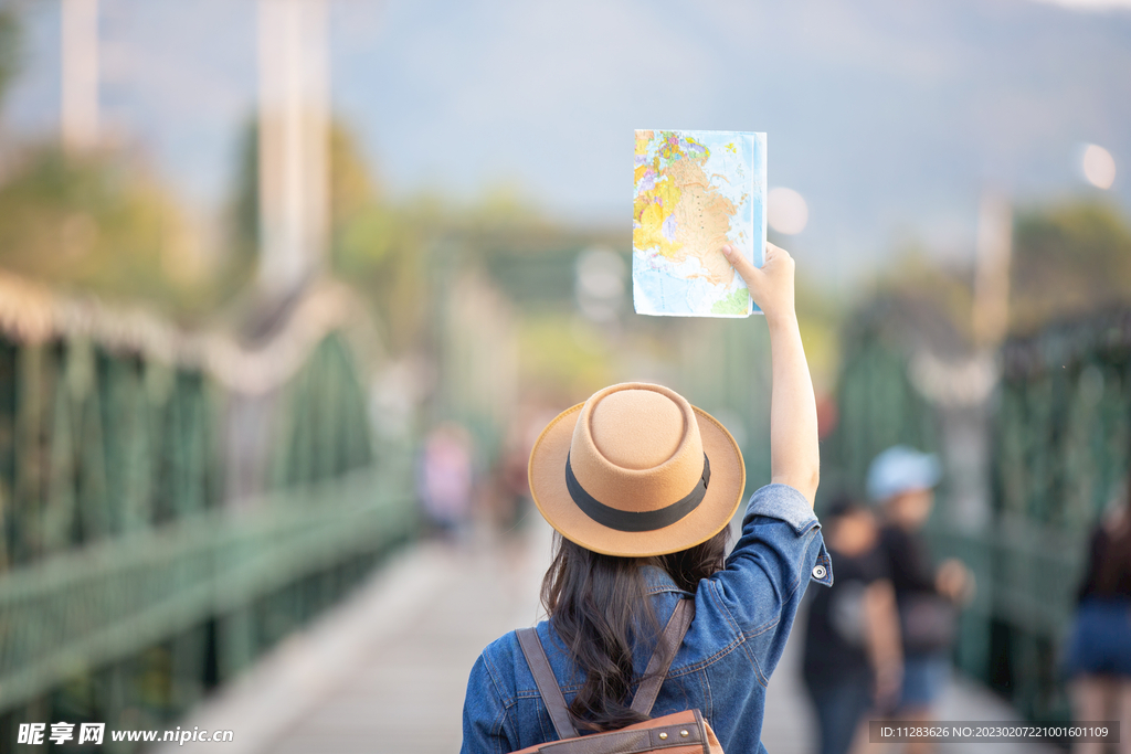 青春女孩旅行背影