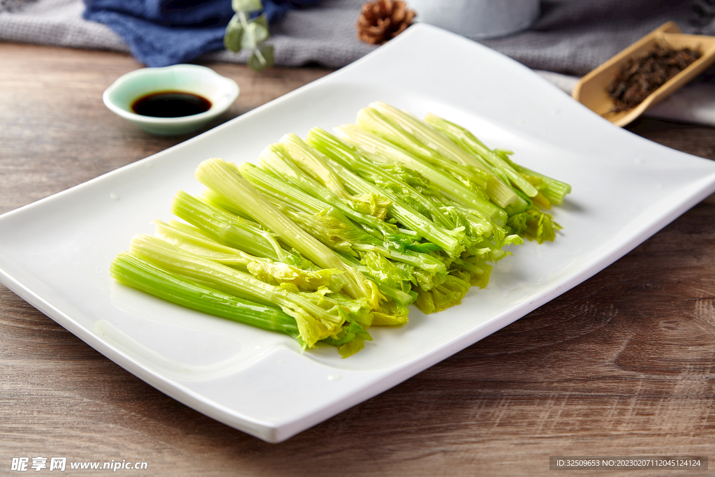 鲜灼西芹