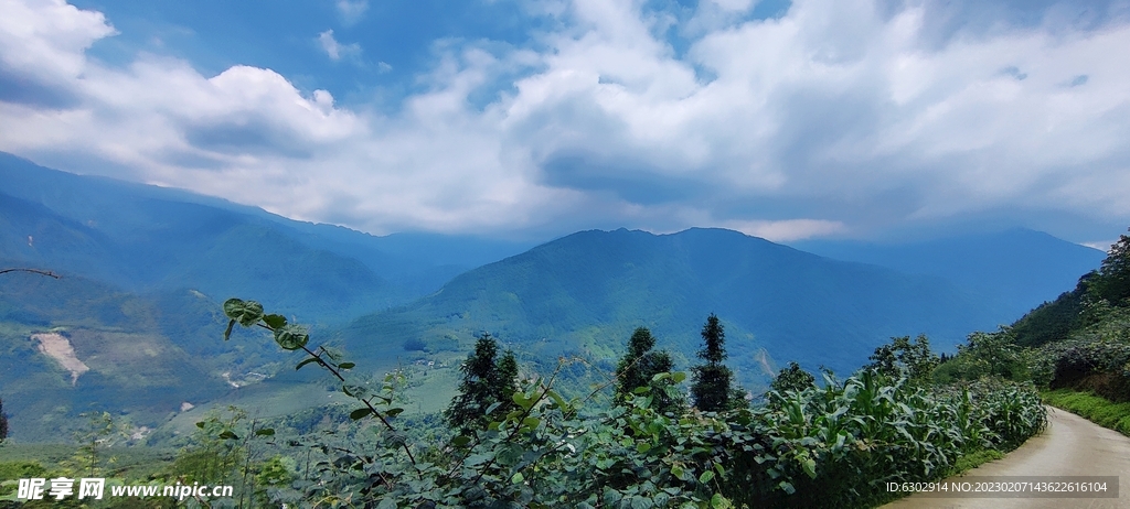 阿坝 蓝天白云 高原 山峦雪山