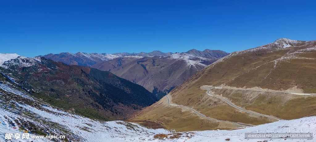 阿坝 蓝天白云 高原 山峦雪山