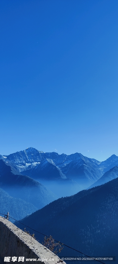 折多山观景台蓝天白云高原雪山草