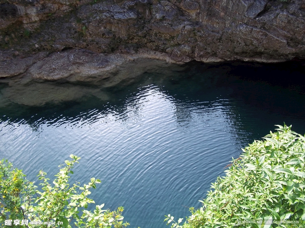 山崖湖水