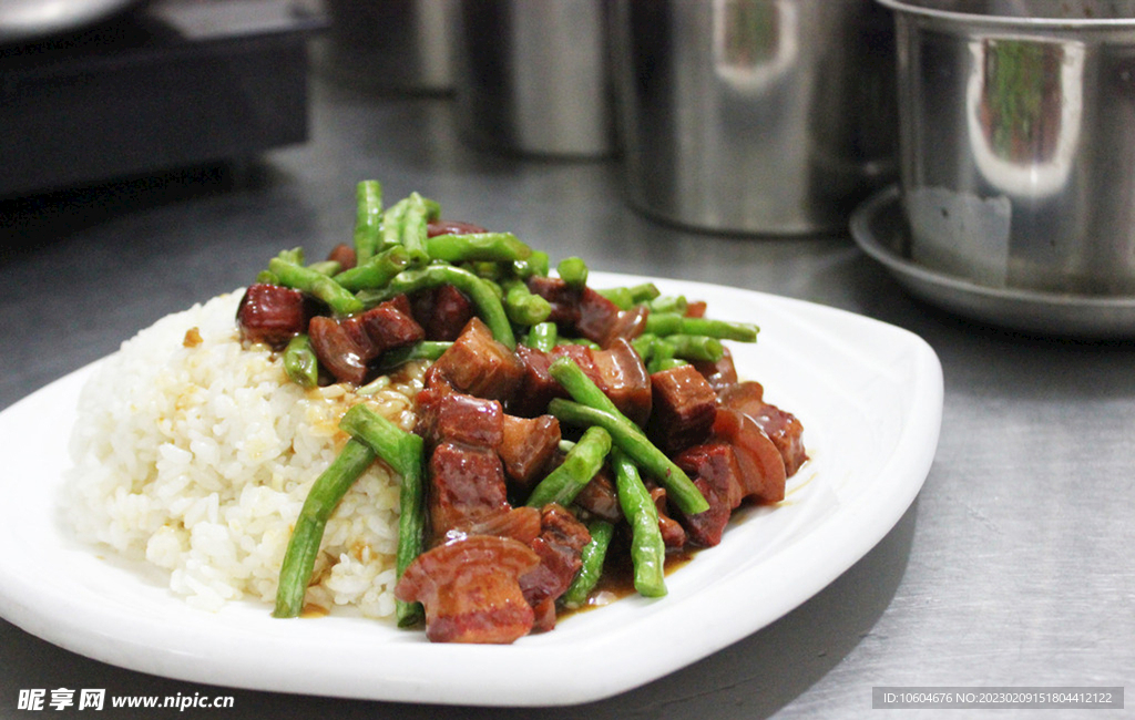 长豆角红烧肉盖饭