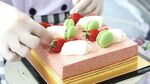 厨师制作蛋糕