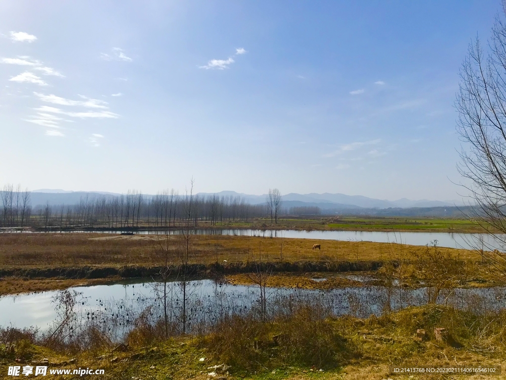 江边河滩江水 