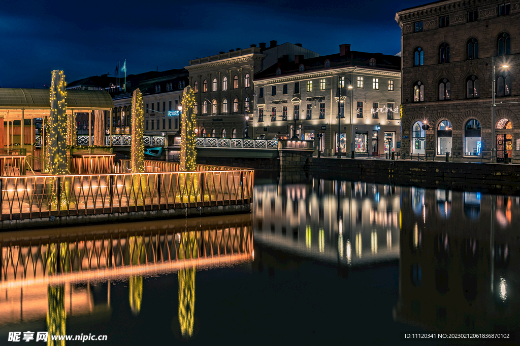 瑞典哥德堡运河两岸的建筑夜景摄