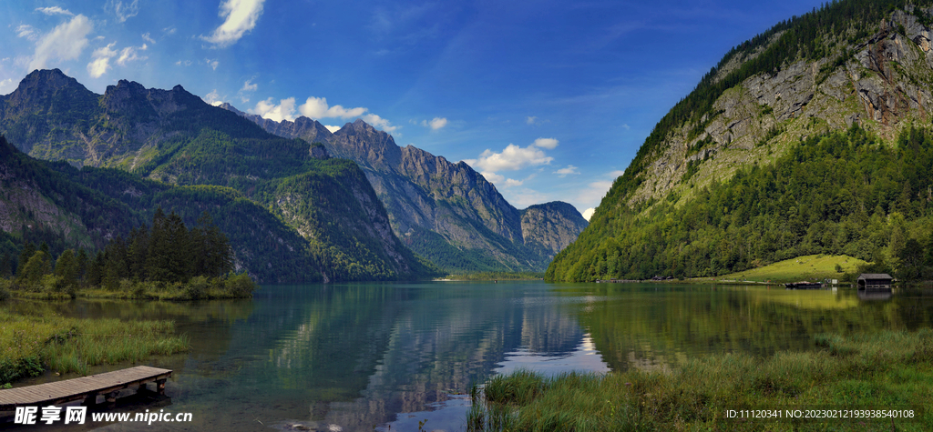 青山湖泊蓝天风光全景