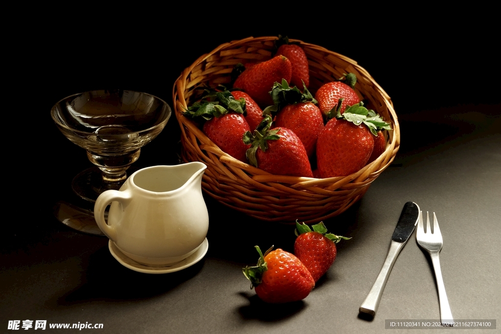 刀叉与新鲜的草莓特写