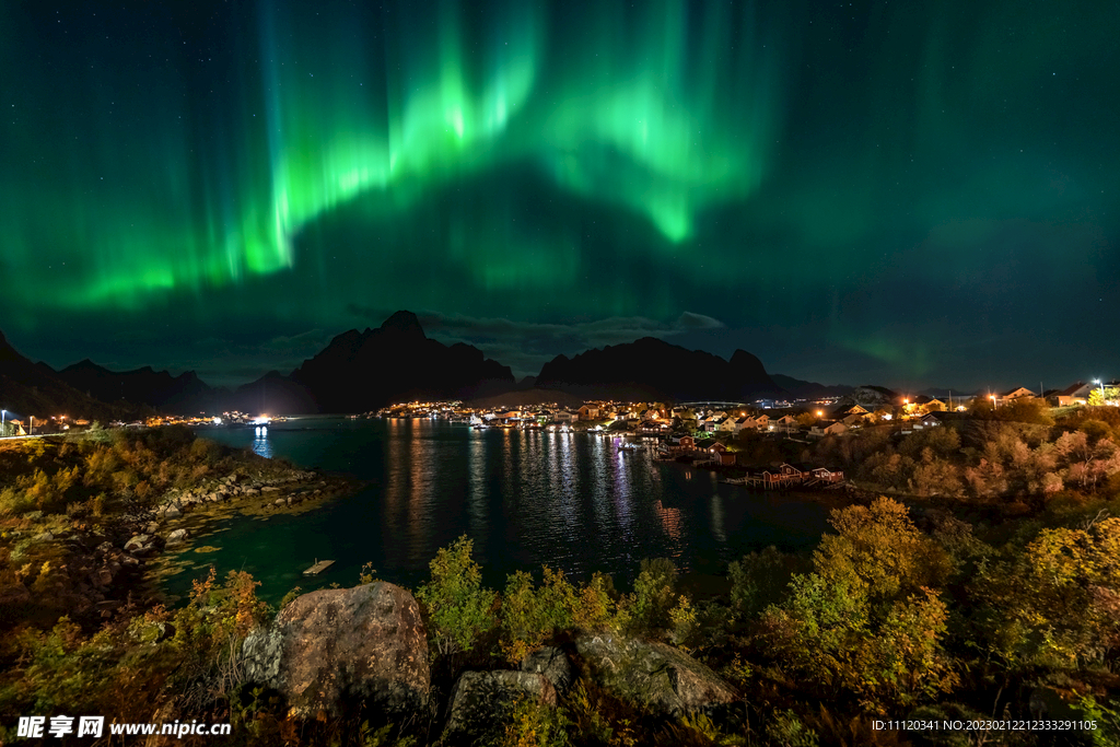 挪威夜空上的绚丽极光