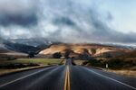 公路与连绵起伏的群山