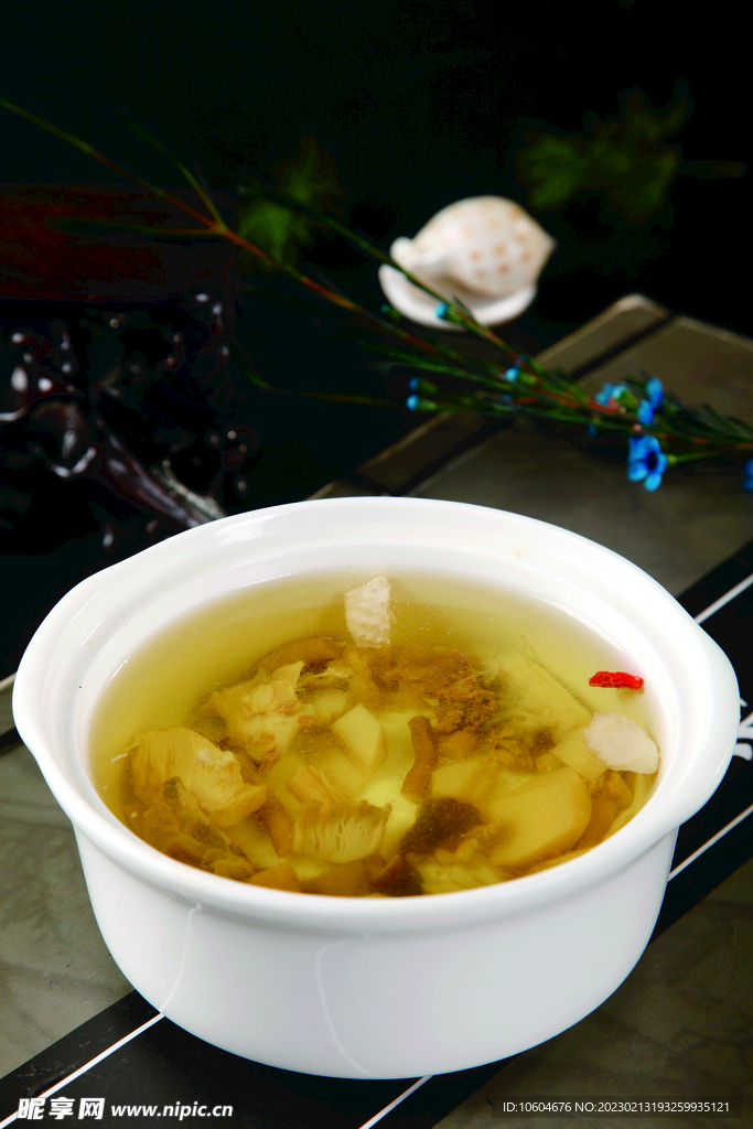 鸡汤炖野菌