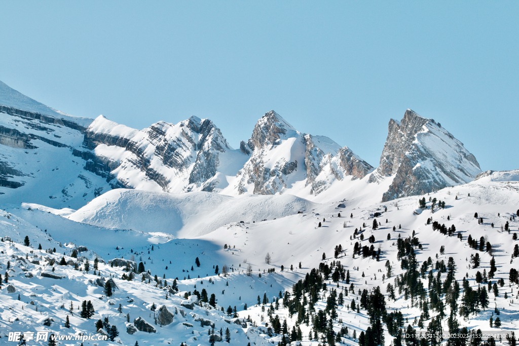 蓝天下的雪后大山美景