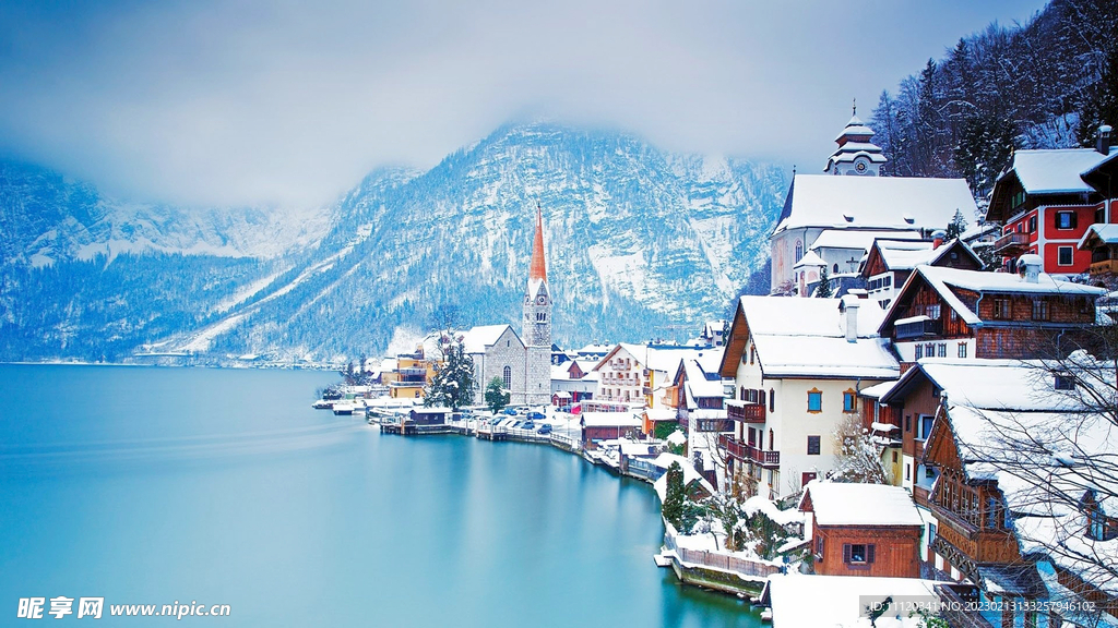 冬季湖边旅游小镇雪后美景