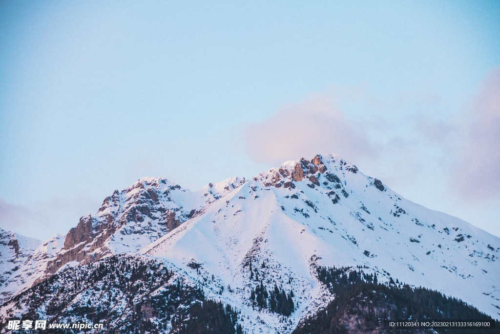 雪后大山上的雪景