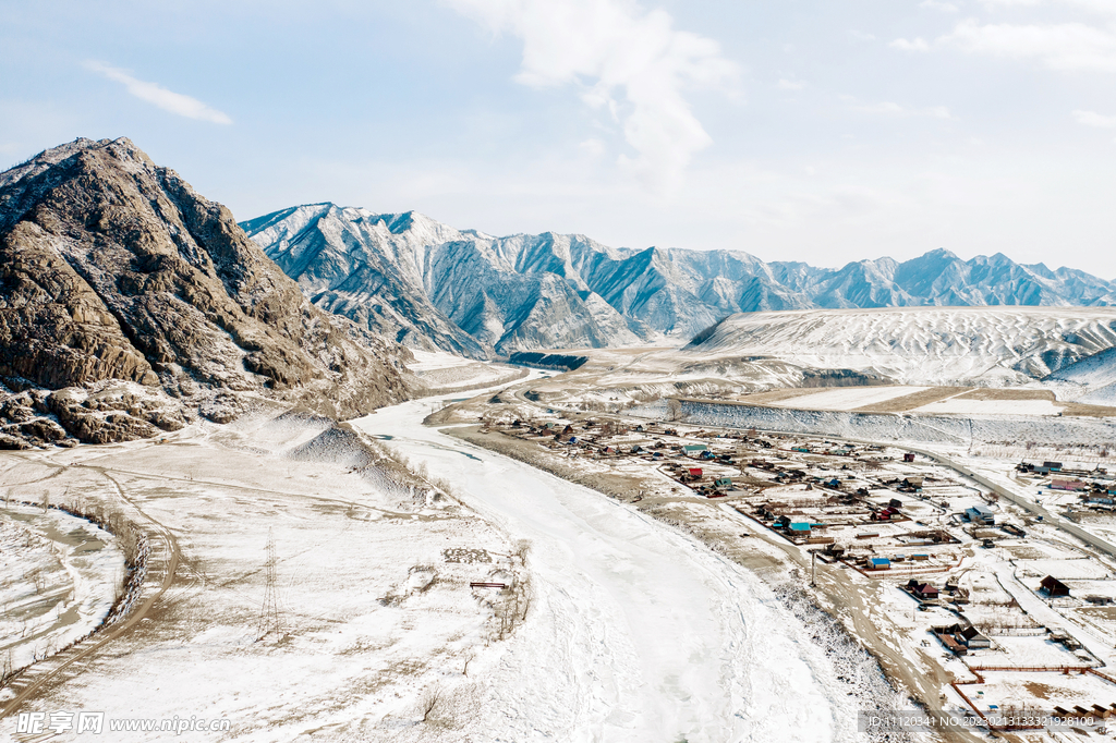 冬季雪后大山脚下的公路