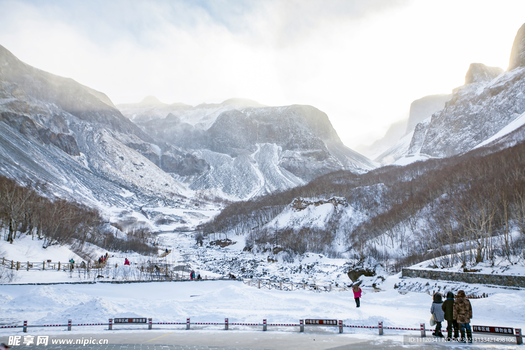 冬季大山中的雪景