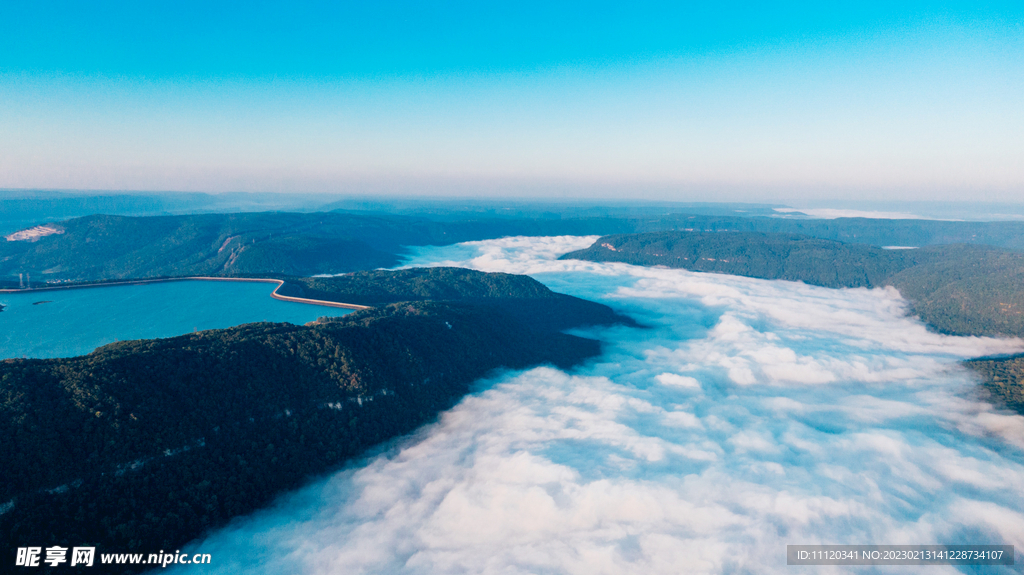 蓝天下的湖泊和雪山景观