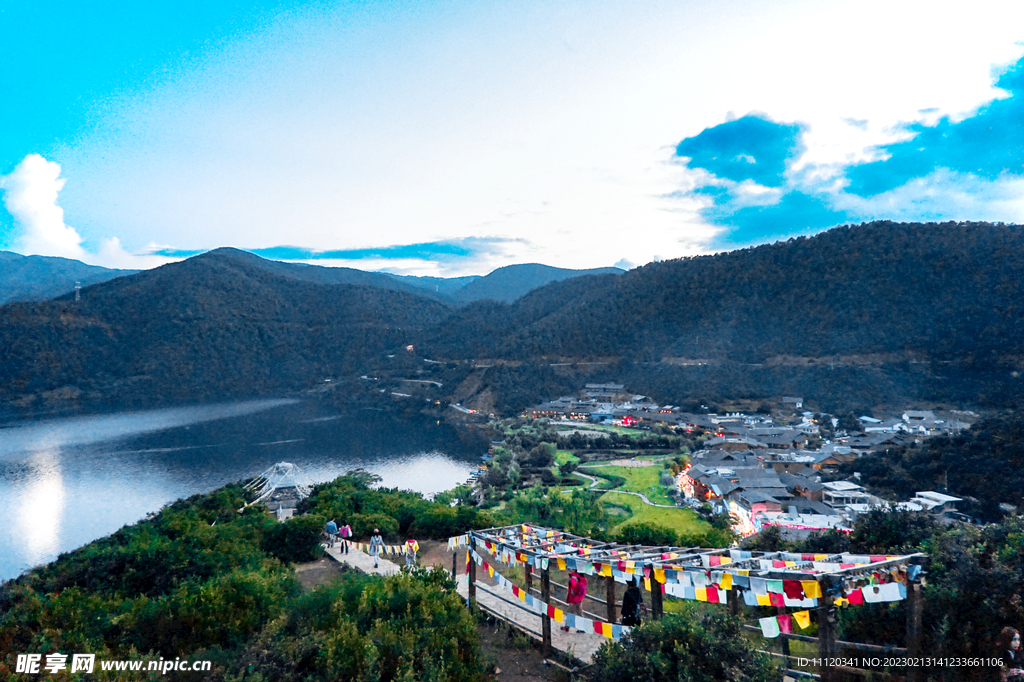 大山中的村庄村落景观